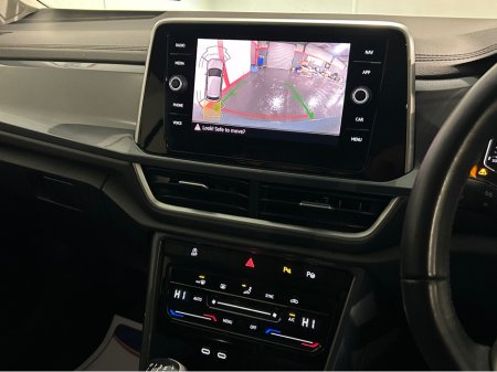 2023 Volkswagen T-Roc STYLE 2.0 TDI MANUAL 6SPEED FWD 116HP €29,950 thumbnail