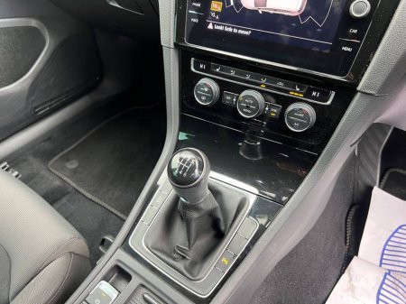 2018 Volkswagen Golf HIGHLINE R-LINE 1.0 TSI // 17" ALLOYS // APPLE CARPLAY/ANDROID AUTO // HEATED SEATS €18,900 thumbnail