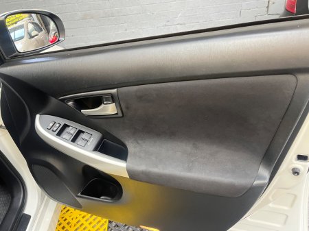 2015 Toyota Prius - thumbnail 12