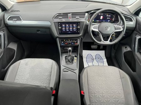 2023 Volkswagen Tiguan LIFE 1.4 HYBRID // DIGITAL CLUSTER // APPLE CARPLAY/ANDROID AUTO // DUAL ZONE CLIMATE CONTROL €31,900 thumbnail