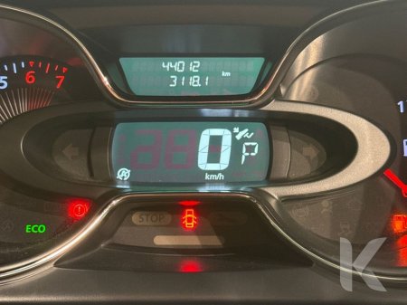 2017 Renault Captur 1.2 PETROL AUTO - CRUISE CONTROL - HEATING / AC CONTROLS - ALL ELECTRIC WINDOWS €14,450 thumbnail