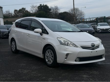 2014 Toyota Prius Alpha - thumbnail 2