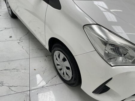 2018 Toyota Yaris - thumbnail 9