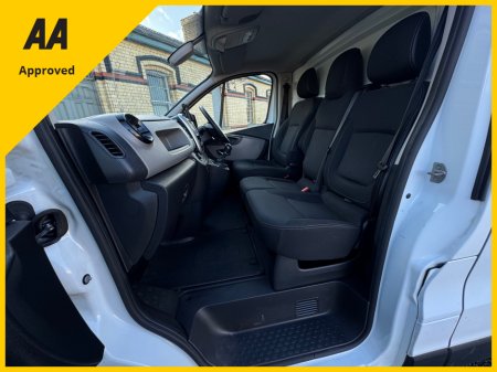 2019 Renault Trafic SPORT NAV  ENERGY 1.6DCI(NO VAT) *1 YEAR UNLIMITED MILEAGE WARRANTY* €13,900 thumbnail
