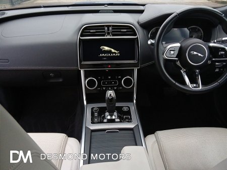 2019 Jaguar XE - thumbnail 9