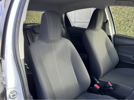 2019 Toyota Vitz - thumbnail 11