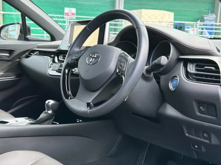 2023 Toyota C-HR HYBRID SOL TOP SPEC // HEATED LEATHER SEATS // SAT-NAV // REAR CAMERA // BLUETOOTH // CRUISE CONTROL // FULL WARRANTY €31,945 thumbnail