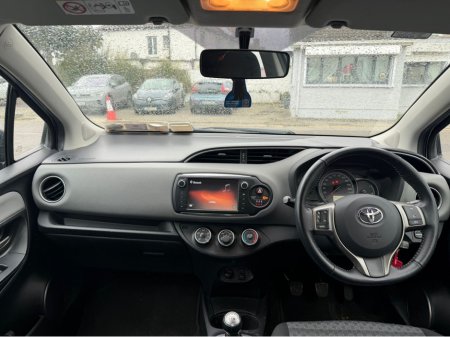 2016 Toyota Yaris - thumbnail 5