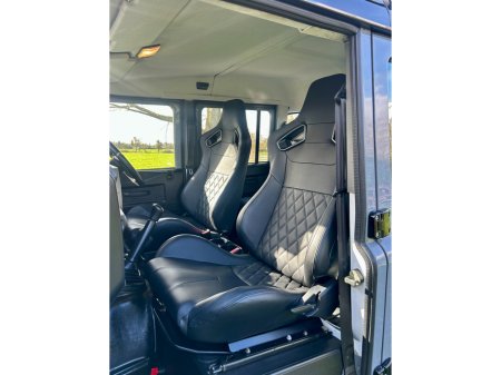 2017 Land Rover Defender - thumbnail 17