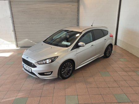 2017 Ford Focus - thumbnail 5