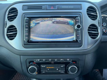 2015 Volkswagen Tiguan LOUNGE EDITION 1.2 TSI // FULL SERVICE HISTORY // 18" ALLOYS // REVERSE CAMERA €15,950 thumbnail