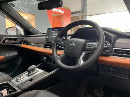 2023 Mitsubishi Outlander - thumbnail 10