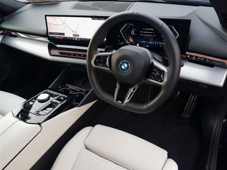 2025 BMW 5 Series - thumbnail 6