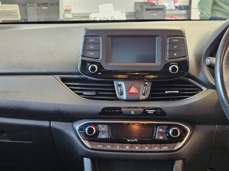 2017 Hyundai i30 1.0 T-GDI Deluxe Launch Edition €13,950 thumbnail