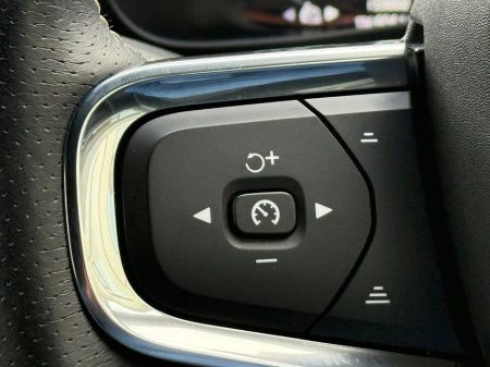 2018 Volvo XC40 D3 FWD MANUAL 150 R-DESIGN thumbnail