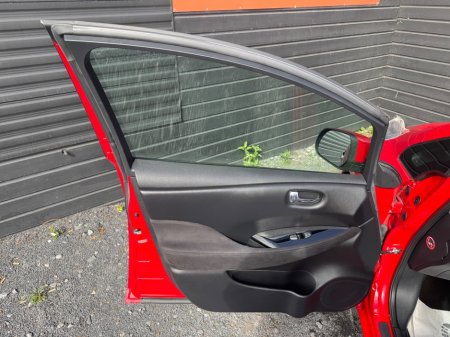 2017 Nissan Leaf - thumbnail 18