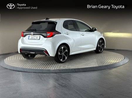 2025 Toyota Yaris HYBRID PLATINUM €31,950 thumbnail