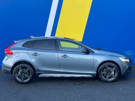 2018 Volvo V40 D4 CROSS COUNTRY 2.0 D // PANORAMIC SUNROOF // 18