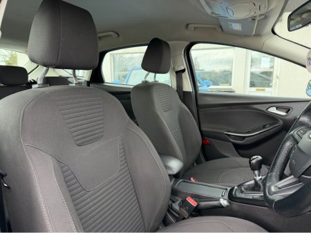 2017 Ford Focus - thumbnail 12