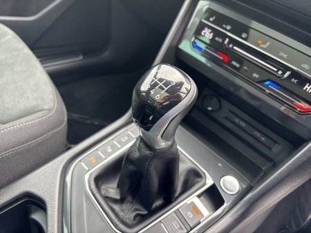 2022 Volkswagen Tiguan 2.0 TDI 150HP Elegance €34,975 thumbnail