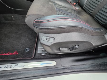 2013 Alfa Romeo Giulietta - thumbnail 11