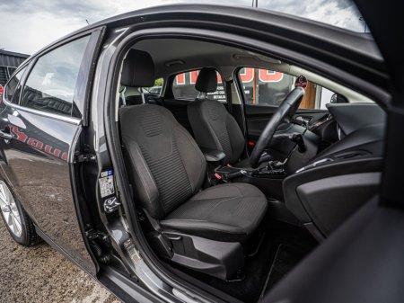 2016 Ford Focus - thumbnail 24