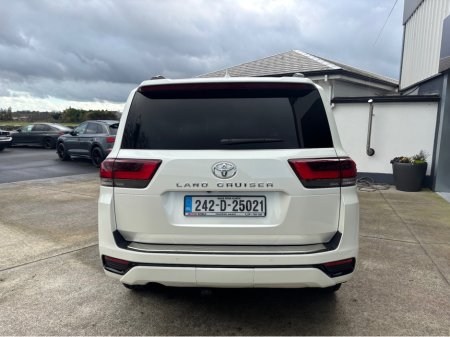 2024 Toyota Landcruiser 3.3L twin-turbo diesel 300 V6 TD AUTO €124,900