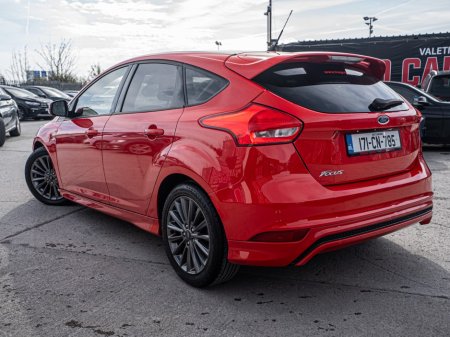 2017 Ford Focus - thumbnail 3