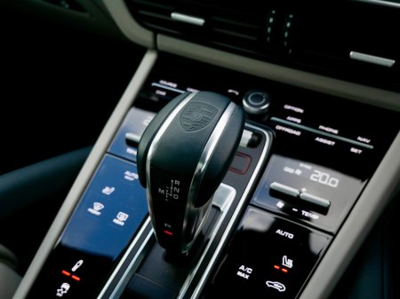 2023 Porsche Cayenne 3.0 V6 E-Hybrid 4WD Auto €87,950 thumbnail