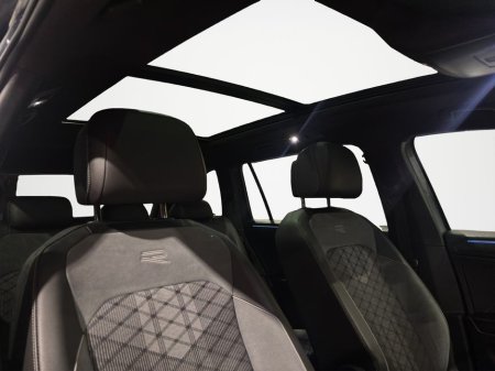 2022 Volkswagen Tiguan Allspace 2.0D AUTO R-LINE "Pan roof above you, DSG doing the work for you — driving doesn’t get easier than this" €44,888 thumbnail