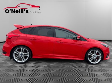 2018 Ford Focus - thumbnail 2