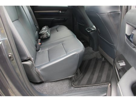 2025 Toyota Hilux Invincible X * Roll cover and bars inc €66,358 thumbnail