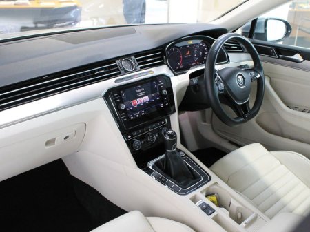 2018 Volkswagen Passat - thumbnail 9