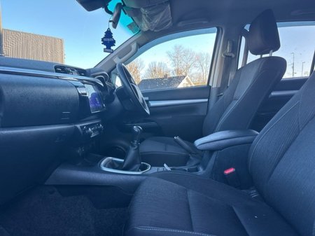 2025 Toyota Hilux FRESH SELECTION OF TRADE-INS HILUX 2.8 SR5 DOUBLE CAB €47,000 thumbnail