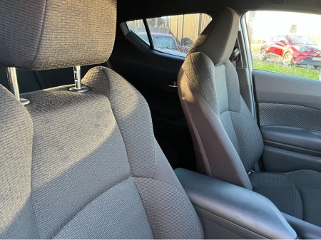 2018 Toyota C-HR 1.8 HYBRID AUTO VERY LOW KMS €19,450 thumbnail