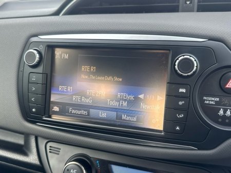 2016 Toyota Yaris - thumbnail 11