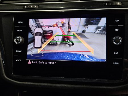 2024 Volkswagen Tiguan TIGUAN R-LINE 2.0TDI DSG 150HP €49,950 thumbnail