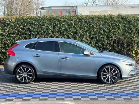 2017 Volvo V40 - thumbnail 2