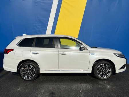 2017 Mitsubishi Outlander 4WD 2.0 HYBRID // DIAMOND CUT ALLOYS // LEATHER/ALCANTARA HEATED SEATS // PARKING SENSORS €19,950