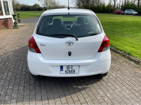 2010 Toyota Yaris - thumbnail 5