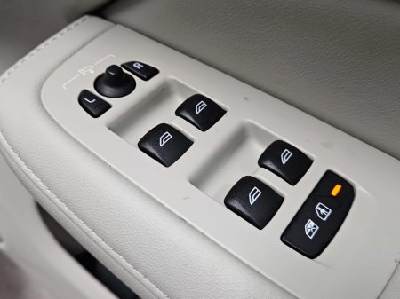 2022 Volvo V60 PHEV T8 (455hp) Ultimate Dark AWD €27,950 thumbnail