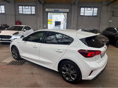 2023 Ford Focus - thumbnail 2