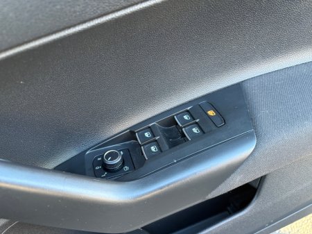 2019 Volkswagen Polo R-LINE 1.0 MANUAL 5SPEED 65HP 5DR €15,900 thumbnail