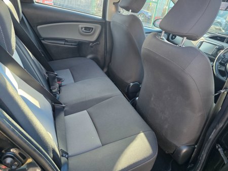 2017 Toyota Yaris - thumbnail 7