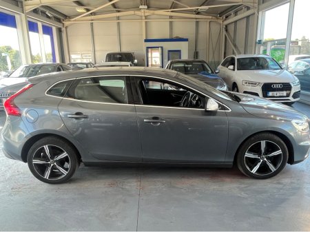 2016 Volvo V40 R-DESIGN D2 €12,950 thumbnail