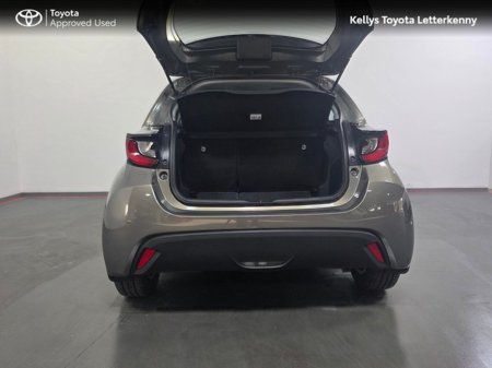 2025 Toyota Yaris Yaris Hybrid 115 Luna #103 €25,995 thumbnail