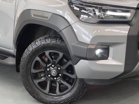 2023 Toyota Hilux - thumbnail 2
