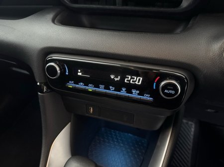 2023 Toyota Yaris HYBRID LUNA SPORT €24,950 thumbnail