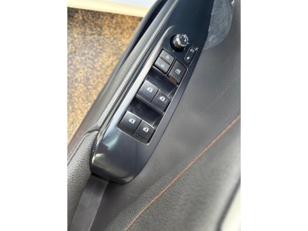 2017 Toyota Camry G Leather Hybrid €20,950 thumbnail