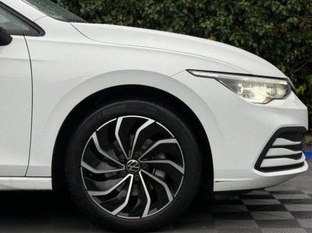 2024 Volkswagen Golf 1.0 eTSI // APPLE CARPLAY/ANDROID AUTO // DIAMOND CUT ALLOYS // DIGITAL CLUSTER €28,900 thumbnail